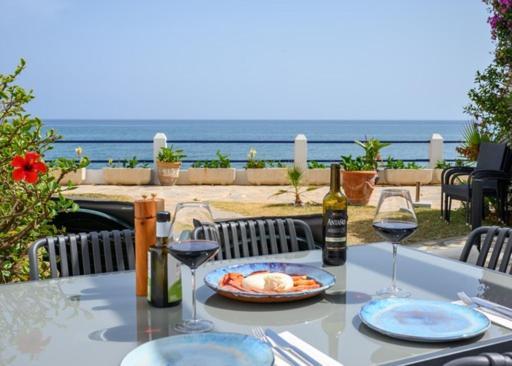 Newly Renovated 2 Bedroom Beachfront House Sitio de Calahonda Exterior foto